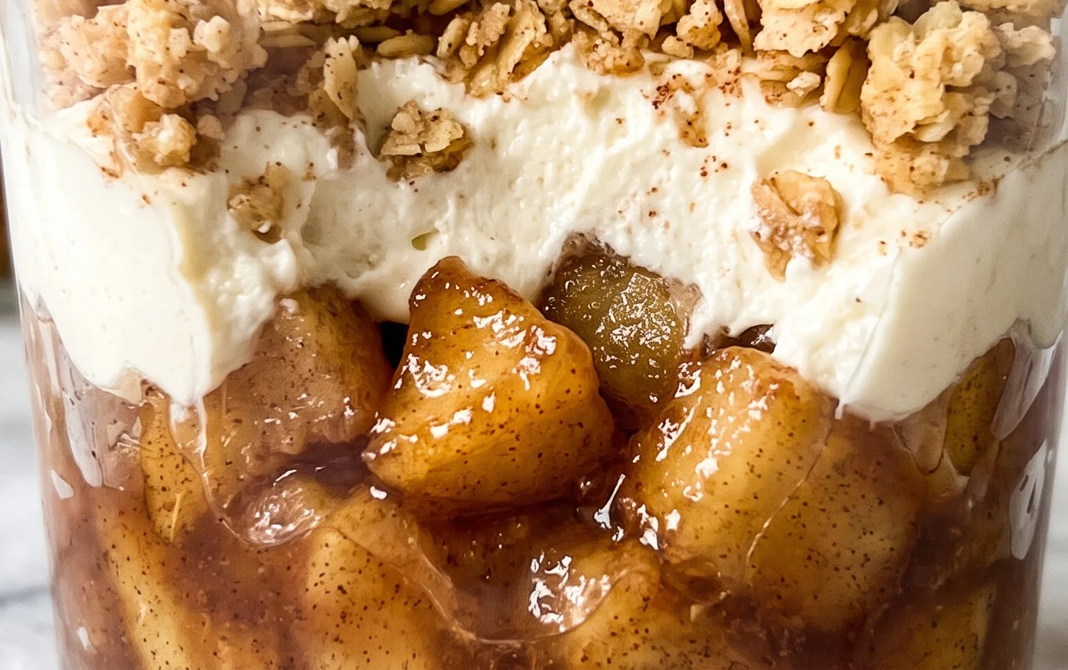Apfel-Crumble im Glas: Schnelles Schichtdessert mit Frischkäse und Zimt