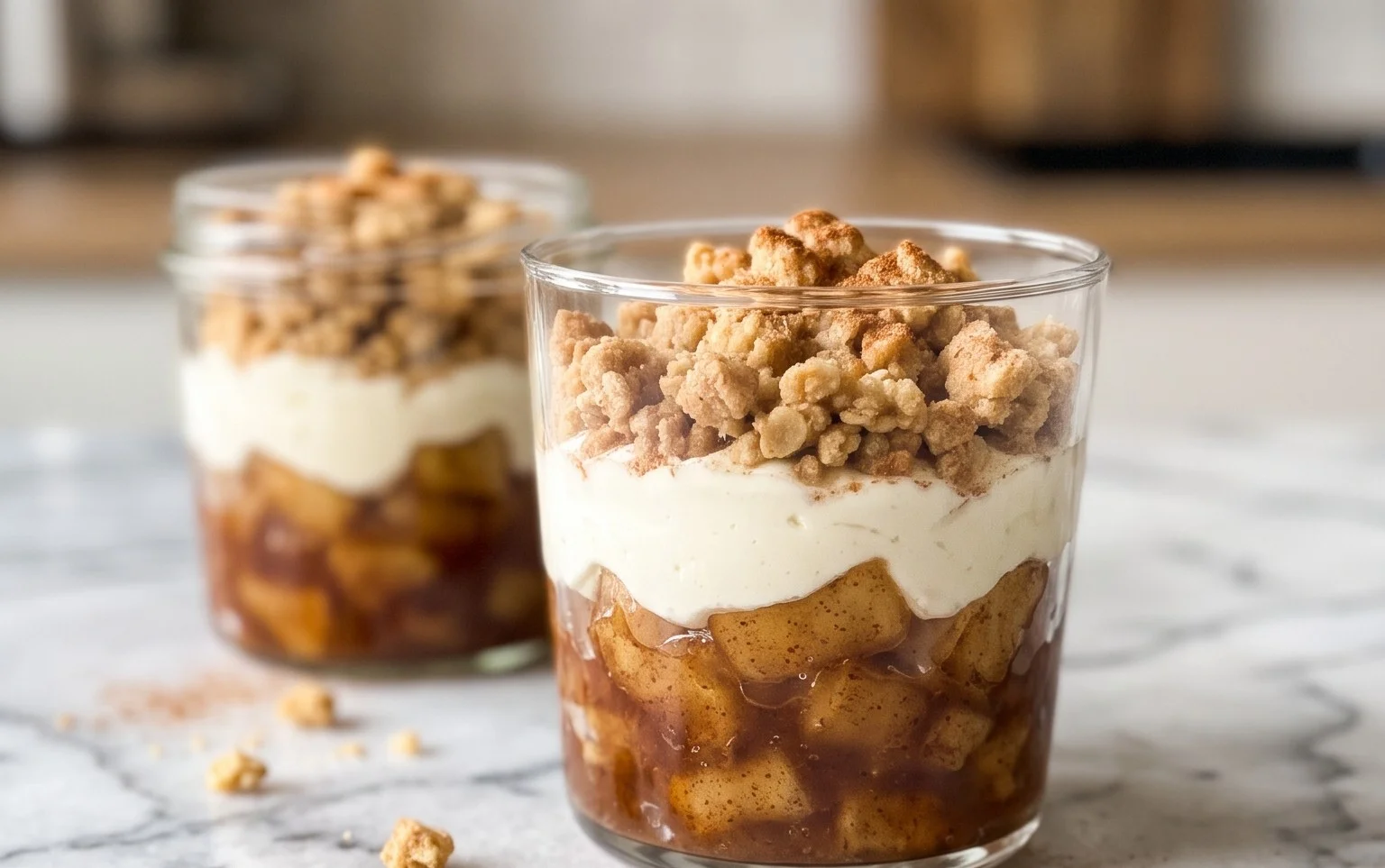 Apfel-Crumble im Glas: Schnelles Zimt-Dessert